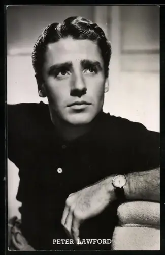 AK Schauspieler Peter Lawford blickt nachdenklich in die Ferne