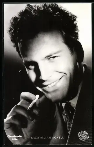 AK Schauspieler Maximilian Schell lächelnd mit Zigarette poseriend