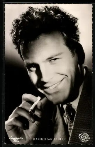 AK Schauspieler Maximilian Schell lächelnd mit Zigarette poseriend