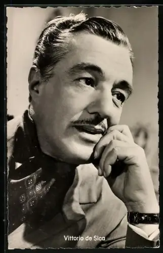 AK Schauspieler Vittorio de Sica auf die Hand gestützt