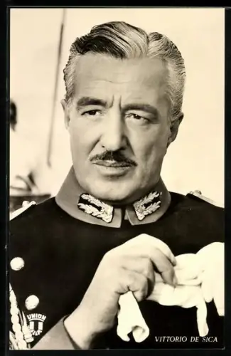 AK Schauspieler Vittorio de Sica in Uniform mit Handschuhe