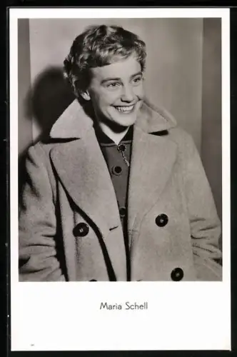AK Schauspieler Maria Schell im grauen Mantel mit charismatischem Lächeln