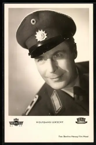 AK Schauspieler Wolfgang Lukschy in Polizei-Uniform in Emil und die Detektive