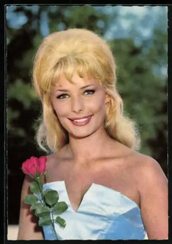 AK Schauspielerin Vivi Back mit einer Rose