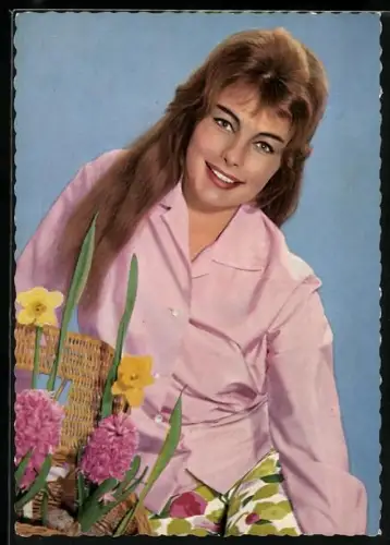AK Schauspielerin Vivi Bach lächelnd mit Blumen posierend