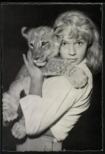 AK Schauspielerin Marion Michael mit Löwenbaby auf dem Arm