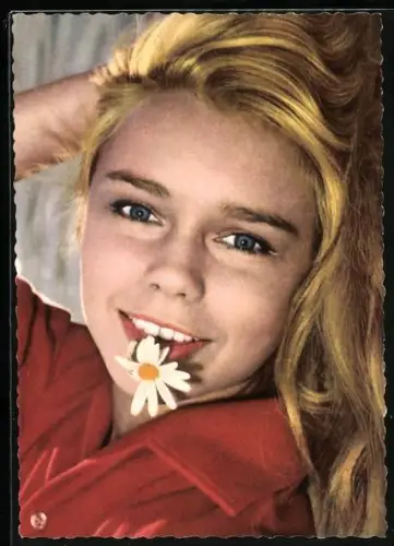 AK Schauspielerin Marion Michael mit Blume im Mund