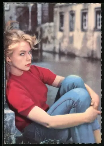 AK Schauspielerin Marion Michael in Pulli und Jeans