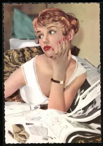 AK Schauspielerin Marion Michael blättert in einem Modemagazin