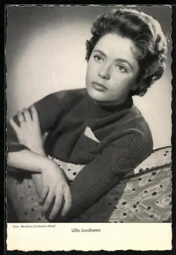 AK Schauspielerin Ulla Jacobsson über Sofa-Lehne schauend