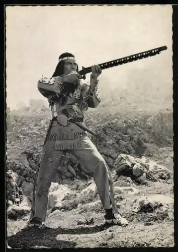 AK Schauspieler Pierre Brice als Winnetou mit Silberbüchse aus Karl May