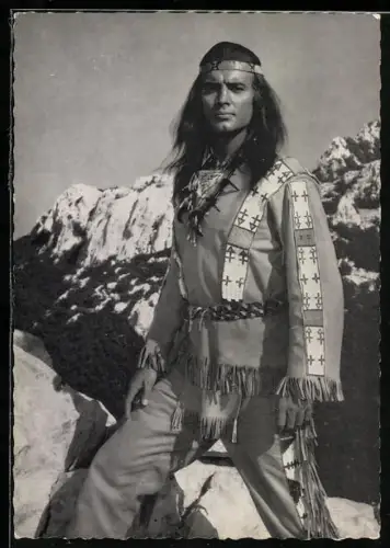 AK Schauspieler Pierre Brice im Indianerkostüm