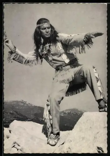 AK Schauspieler Pierre Brice in Winnetou