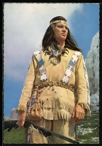 AK Schauspieler Pierre Brice als Indianer Winnetou