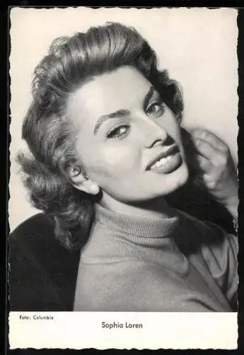 AK Schauspielerin Sophia Loren lächelnd in die Kamera