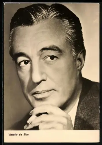 AK Schauspieler Vittorio De Sica mit Zigarette