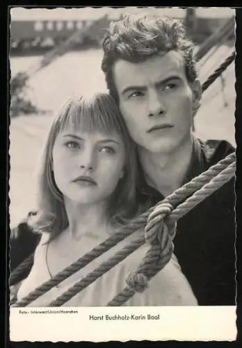 AK Schauspieler Horst Buchholz und Karin Baal mit besorgter Mimik