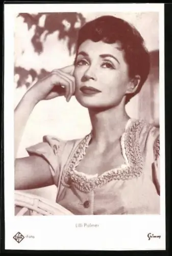 AK Schauspielerin Lilli Palmer in nachdenklicher Pose