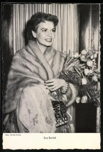 AK Schauspielerin Eva Bartok lächelnd in Pelzmantel gehüllt