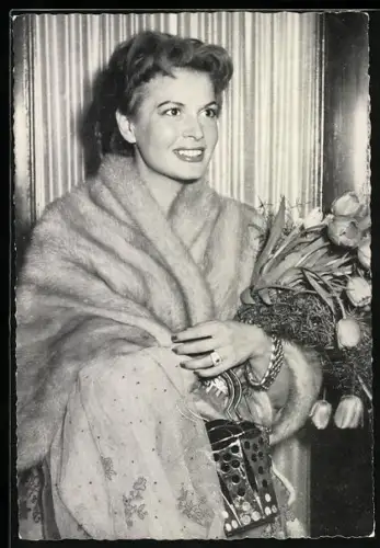 AK Schauspielerin Eva Bartok mit eleganter Pelzstola und Blumen im Arm