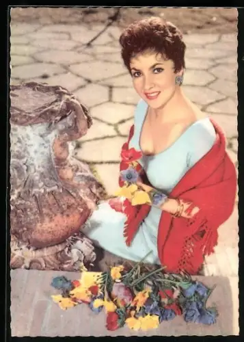 AK Schauspielerin Gina Lollobrigida im hellblauen Kleid