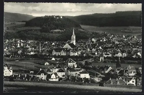 AK Tuttlingen an der Donau, Stadtansicht mit Kirche und Burg