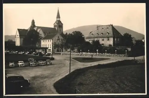 AK Bad Hönningen /Rhein, Kirche mit parkenden Autos