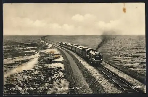 AK Sylt, Eisenbahnzug auf dem Hindenburg-Damm nach der Nordseeinsel Sylt