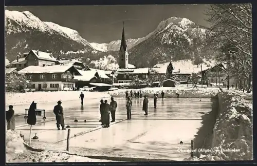 AK Oberstdorf /Allgäu, Eisschiessen vor Alpenpanorama und Kirche