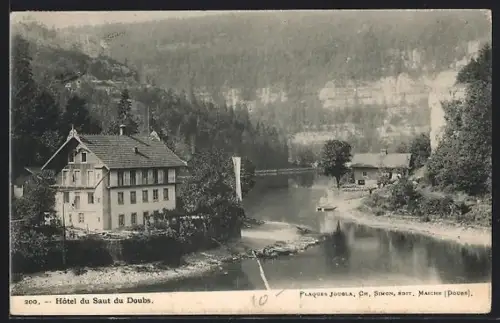 AK Saut du Doubs, Hôtel au bord de la rivière et paysage forestier
