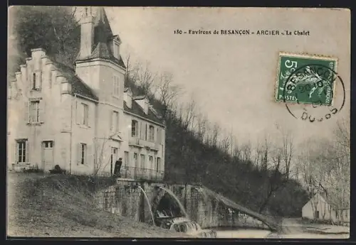 AK Arcier, Le Chalet au bord de l`eau avec pont en arrière-plan