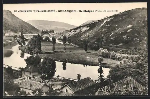 AK Besancon, Île Malpas dans la vallée de Casamène avec vue sur la rivière et les collines environnantes