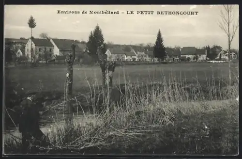 AK Bethoncourt /Montbéliard, Le Petit Bethoncourt avec vue sur les maisons et le paysage environnant