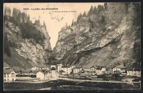 AK Le Col des Roches, Vue du village et du passage rocheux vers Doubs
