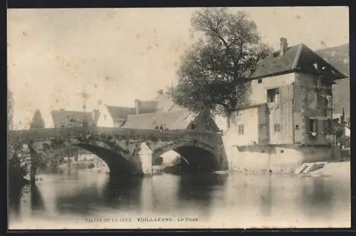 AK Vuillafans, Le Pont sur la rivière dans le village pittoresque