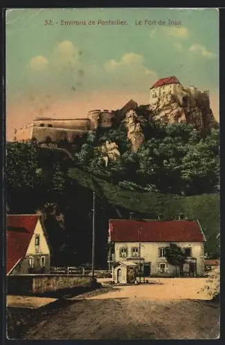 AK Pontarlier, Le Fort de Joux dominant le paysage avec maisons au premier plan