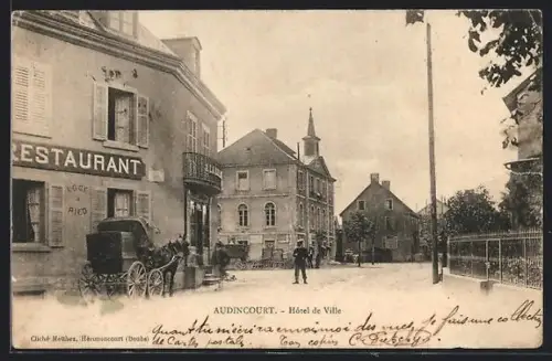 AK Audincourt, Hôtel de Ville et restaurant avec calèche sur la place