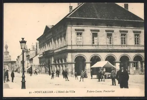 AK Pontarlier, L`Hôtel-de-Ville animé avec passants et charrette