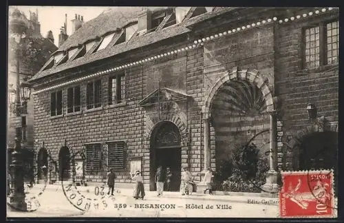 AK Besancon, Hôtel de Ville avec passants sur la rue animée