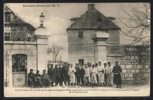 AK Besancon, Caserne du Fort Griffon avec soldats devant l`entrée