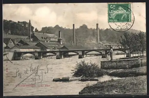AK Valentigney, Le Pont et usines au bord de la rivière