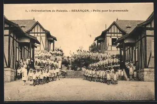 AK Besancon, Préventorium de Palente, Prêts pour la promenade