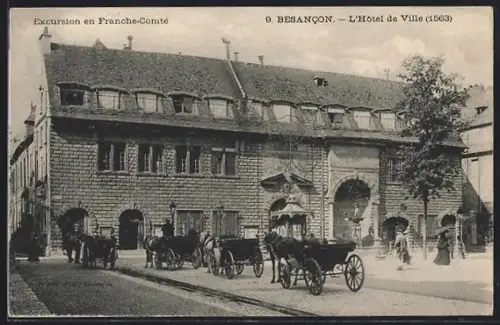 AK Besancon, L`Hôtel de Ville avec des calèches devant le bâtiment