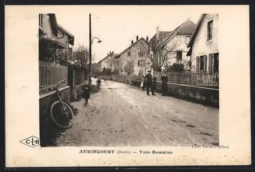 AK Audincourt /Doubs, Voie Romaine avec cycliste et passants