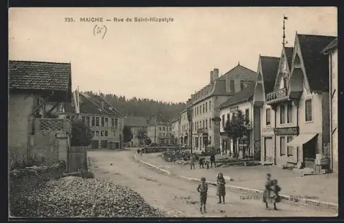 AK Maîche, Rue de Saint-Hippolyte avec passants et bâtiments historiques
