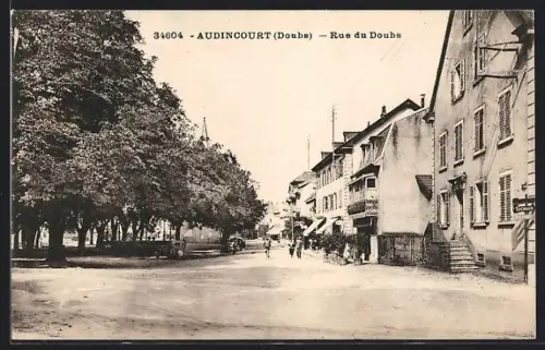 AK Audincourt /Doubs, Rue du Doubs animée avec des arbres et des bâtiments adjacents
