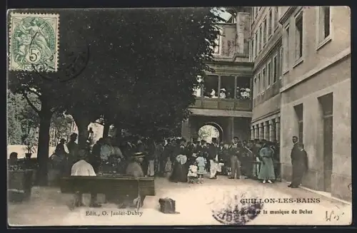 AK Guillon-les-Bains, Concert de la musique de Deluz dans la cour animée