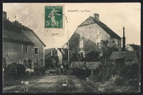 AK Rigney, La Place avec vue sur des bâtiments anciens et une rue animée