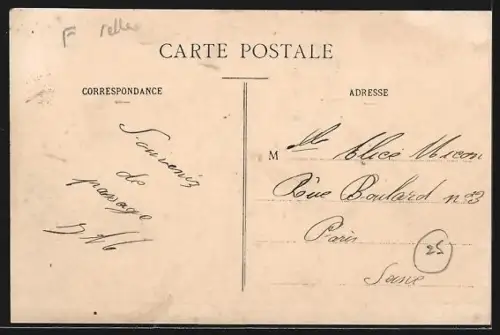 AK Rigney, La Place avec vue sur des bâtiments anciens et une rue animée