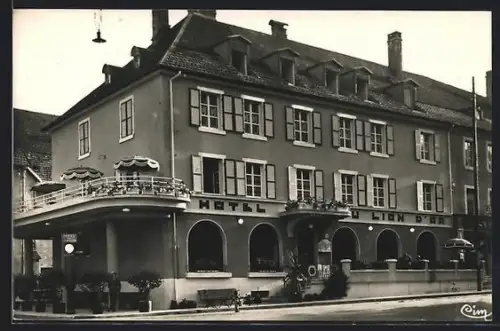 AK Maîche /Doubs, Hôtel du Lion d`Or avec terrasse et enseigne